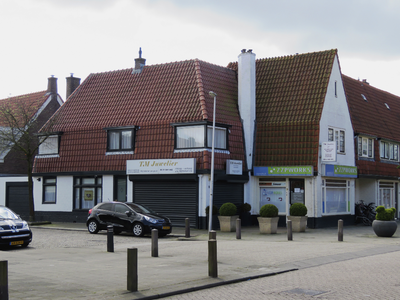 908801 Gezicht op de winkelhoekpanden Ondiep 9-11 te Utrecht, met links de Amandelstraat.N.B. bouwjaar: 19301935: nr. ...